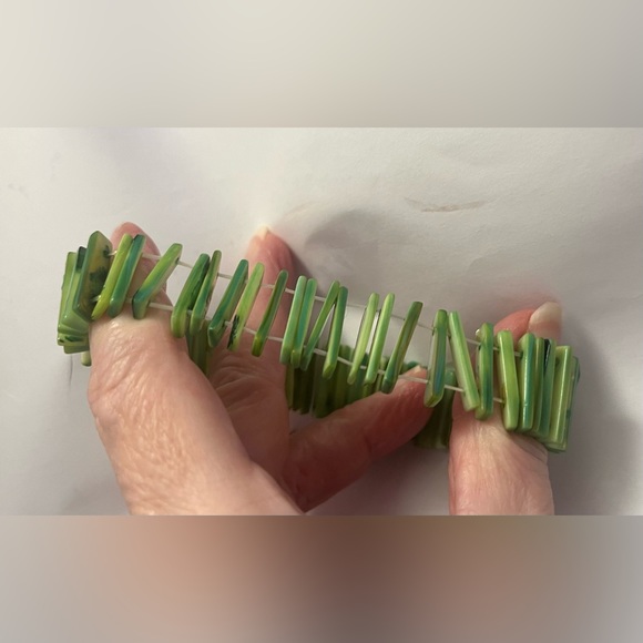 Shell elastic bracelet, green jewelry - Picture 15 of 16